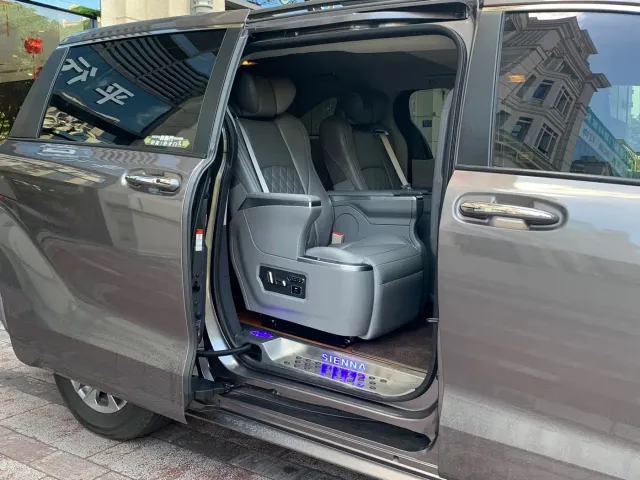 Toyota Sienna — Фото автомобиля 11
