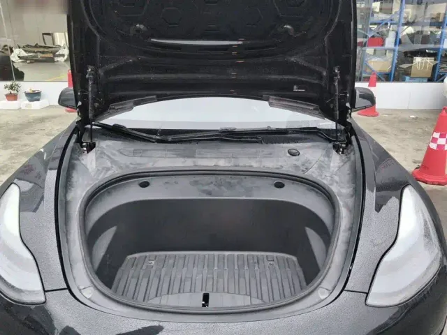 Tesla Model 3 — Фото автомобиля 21