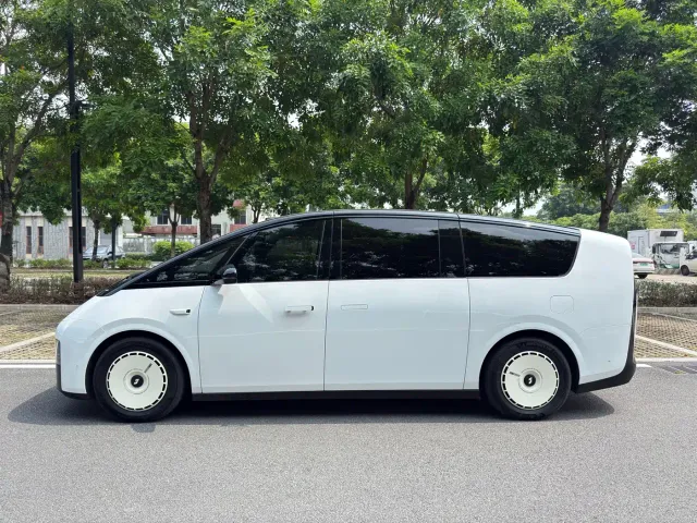 Li Auto MEGA — Фото автомобиля 23