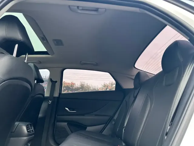 Hyundai Elantra 2022 1.5L CVT LUX Premium Edition — Фото автомобиля 13