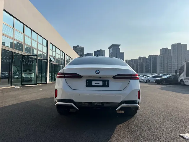 BMW 5 Series — Фото автомобиля 8