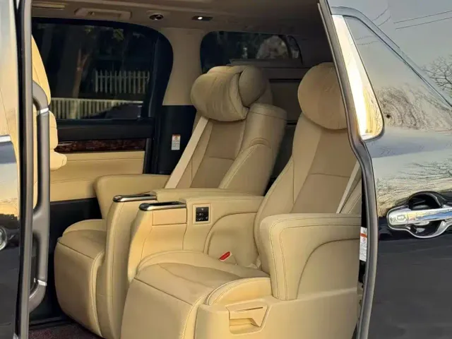 Toyota Alphard — Фото автомобиля 6