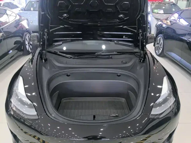 Tesla Model 3 — Фото автомобиля 19