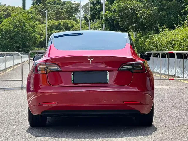 Tesla Model 3 — Фото автомобиля 17