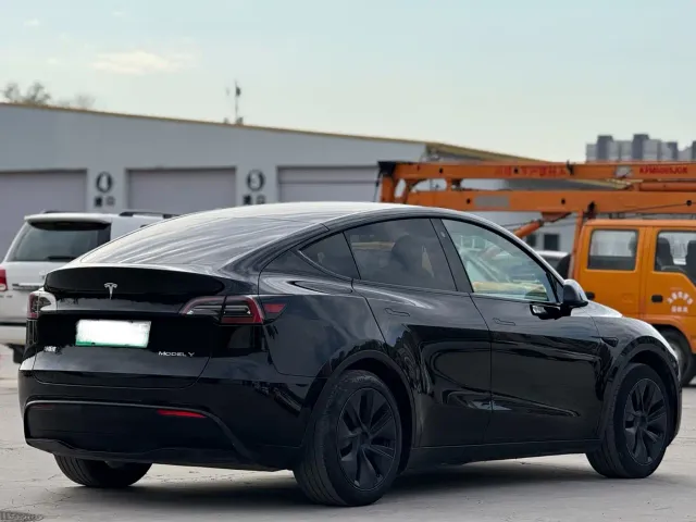Tesla Model Y — Фото автомобиля 9