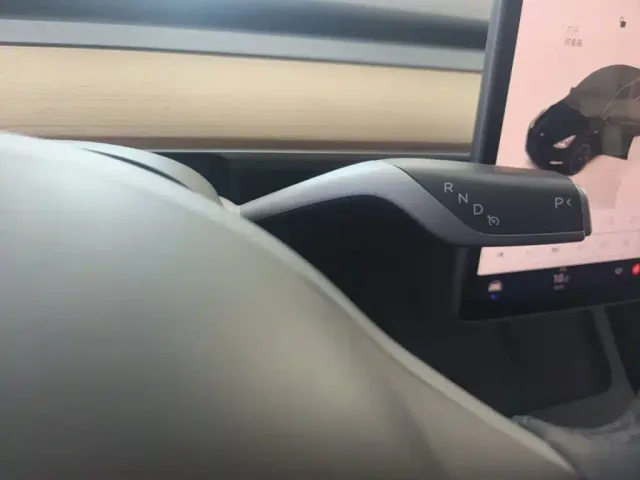 Tesla Model Y — Фото автомобиля 13
