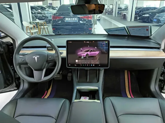 Tesla Model 3 — Фото автомобиля 5