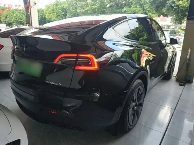 Tesla Model Y — Фото автомобиля 6