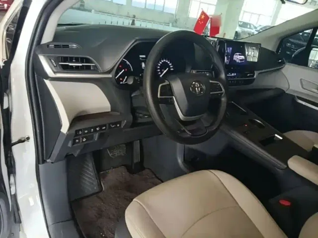 Toyota Sienna — Фото автомобиля 9