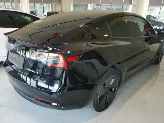 Tesla Model 3 — Фото автомобиля 6