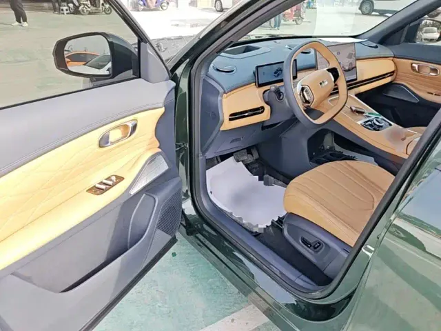 Geely Galaxy Starship 7 EM-i — Фото автомобиля 15