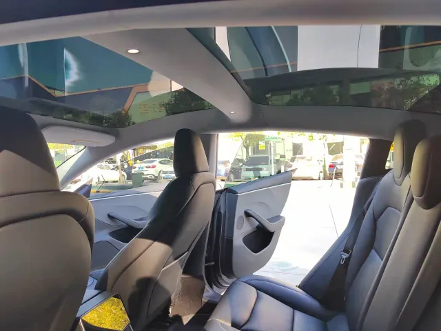 Tesla Model 3 — Фото автомобиля 21
