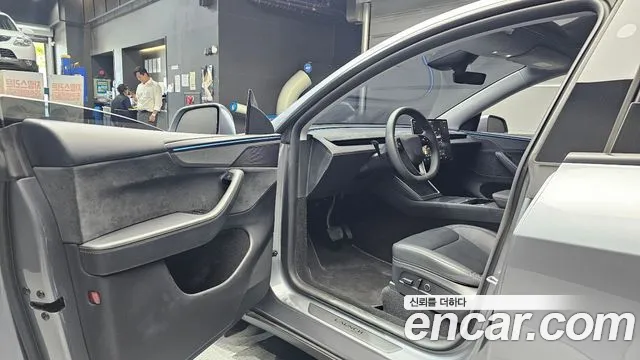 Tesla Model Y — Фото автомобиля 9