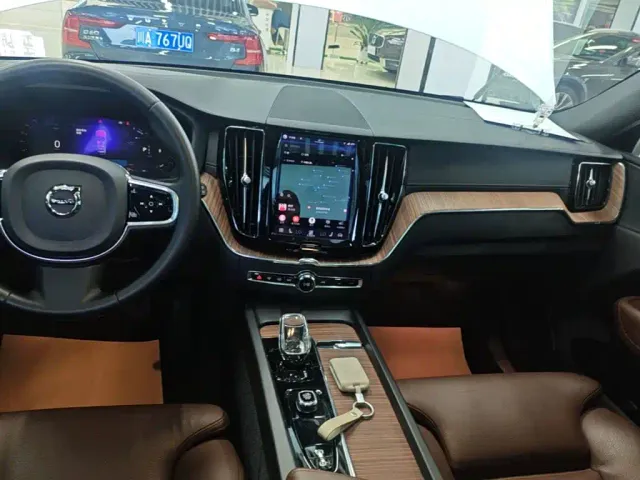 Volvo XC60 — Фото автомобиля 12