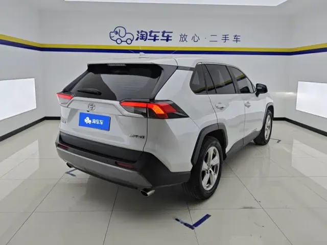 Toyota RAV4 — Фото автомобиля 3