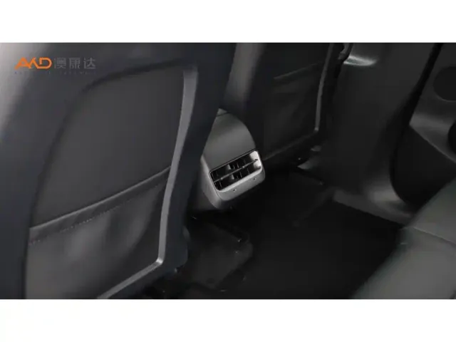 Tesla Model Y — Фото автомобиля 9