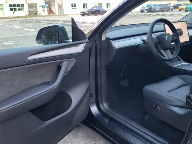 Tesla Model Y — Фото автомобиля 5