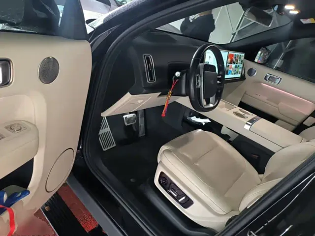 Li Auto L9 — Фото автомобиля 15