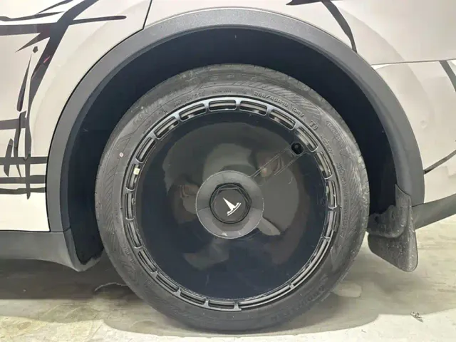 Tesla Model Y — Фото автомобиля 11