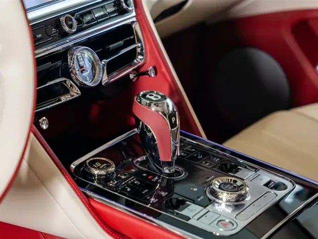 Bentley Flying Spur — Фото автомобиля 15