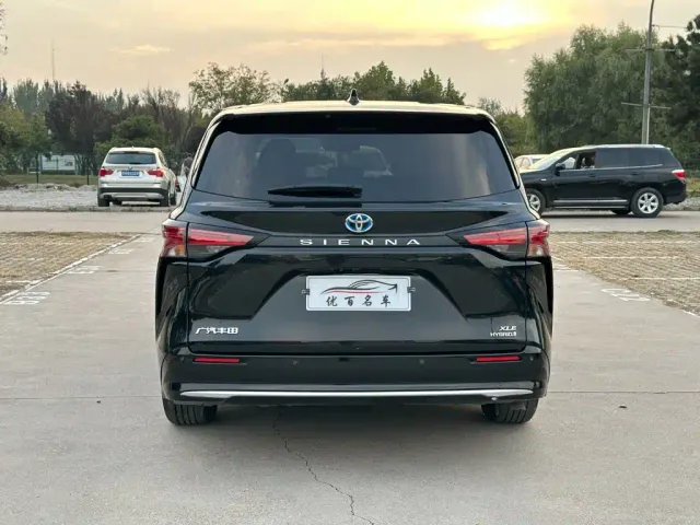 Toyota Sienna — Фото автомобиля 5