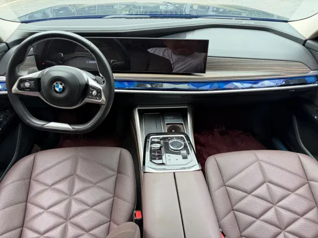 BMW 7 Series — Фото автомобиля 10