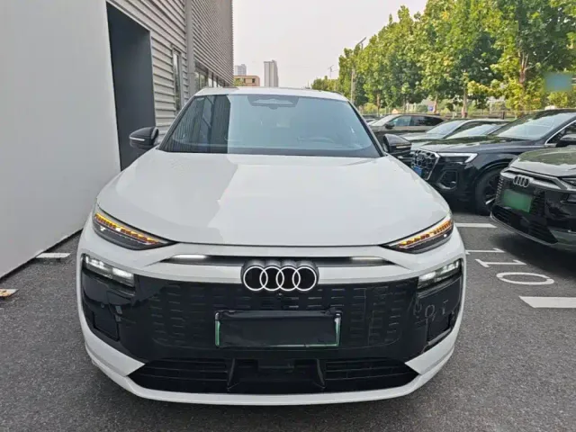 Audi Q6L e-tron — Фото автомобиля 2