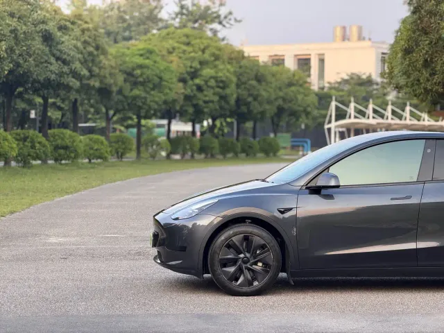 Tesla Model Y — Фото автомобиля 20