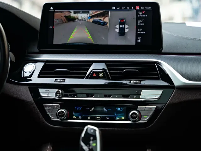 BMW 5 Series — Фото автомобиля 11