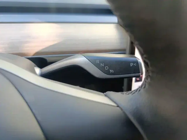 Tesla Model 3 — Фото автомобиля 10