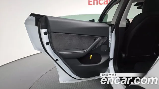 Tesla Model Y — Фото автомобиля 14
