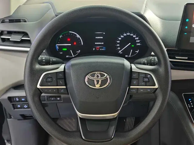 Toyota Sienna — Фото автомобиля 14