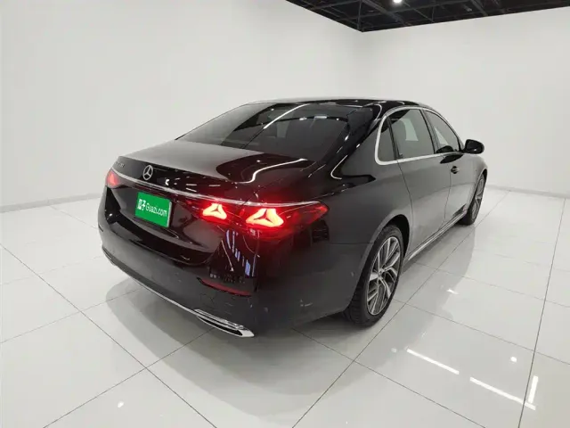 Mercedes-Benz E-Class — Фото автомобиля 4