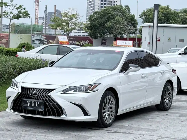 Фотография автомобиля — Lexus ES