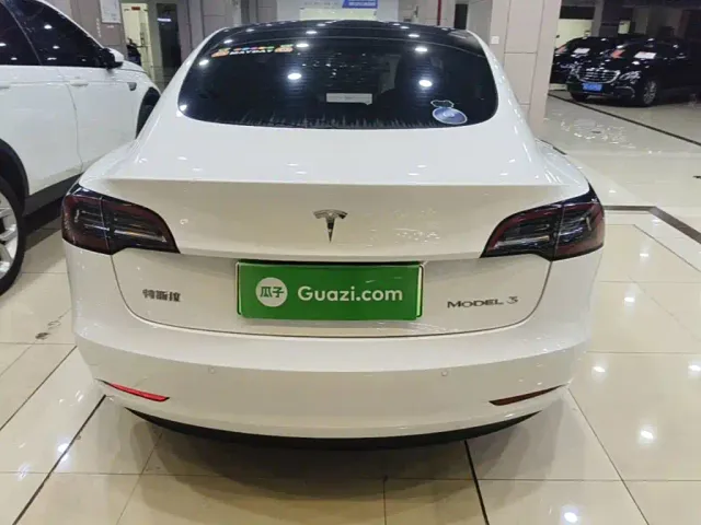 Tesla Model 3 — Фото автомобиля 5