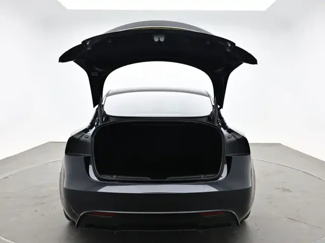 Tesla Model 3 — Фото автомобиля 9