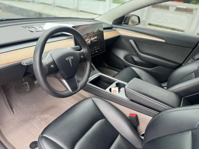 Tesla Model 3 — Фото автомобиля 13