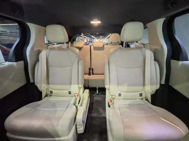Toyota Sienna — Фото автомобиля 7