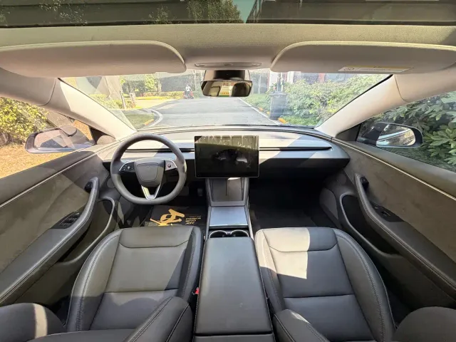 Tesla Model 3 — Фото автомобиля 4