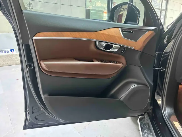 Volvo XC90 — Фото автомобиля 10