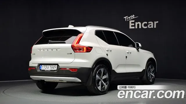Volvo XC40 — Фото автомобиля 2