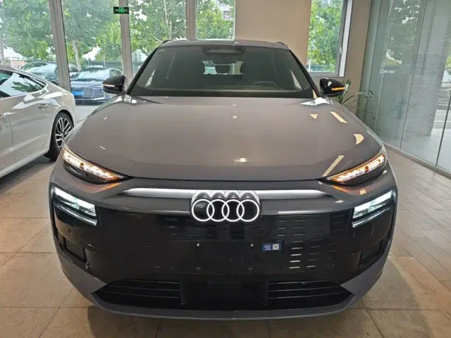 Audi Q6L e-tron — Фото автомобиля 2