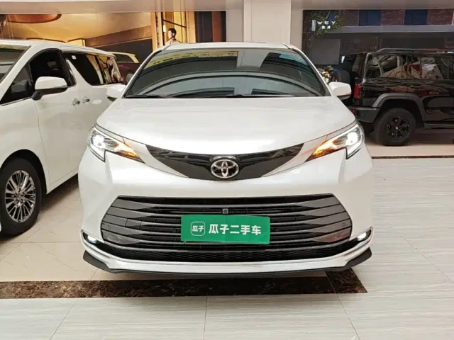 Toyota Sienna — Фото автомобиля 2