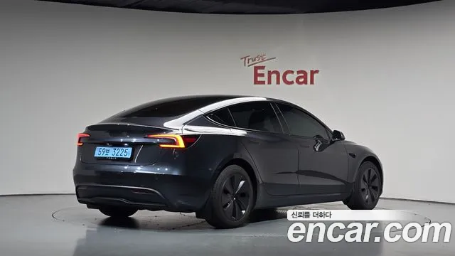 Tesla Model 3 — Фото автомобиля 2