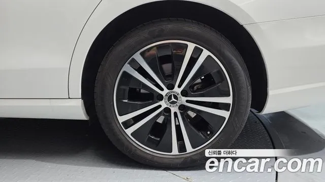 Mercedes-Benz E-Class — Фото автомобиля 19
