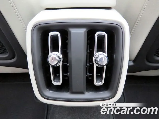 Volvo XC40 — Фото автомобиля 18