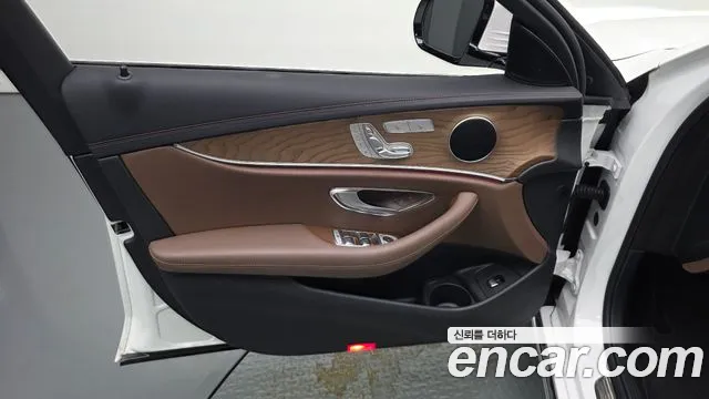 Mercedes-Benz E-Class — Фото автомобиля 24