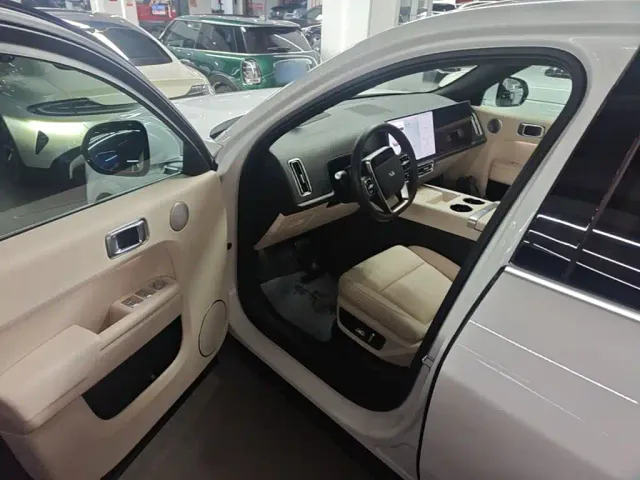 Li Auto L7 — Фото автомобиля 15