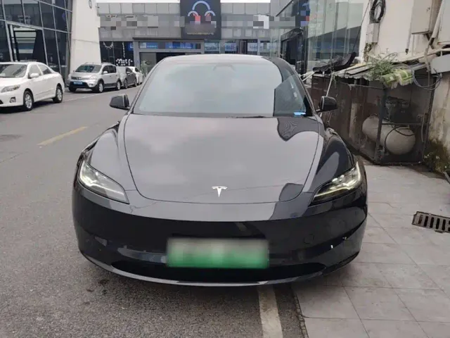 Tesla Model 3 — Фото автомобиля 2