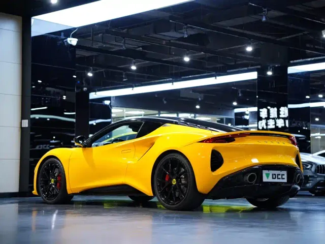 Lotus Emira — Фото автомобиля 10